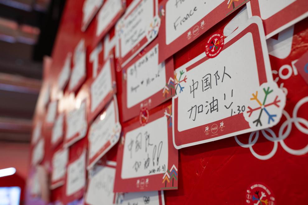 冬奥会｜米兰冬奥村见闻：换徽章、吃意面、“中国红”点亮奥运氛围