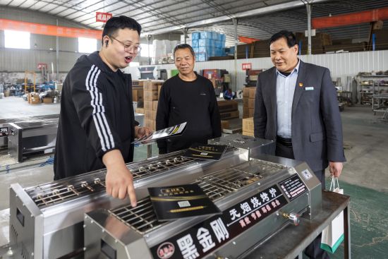 农行淄博分行支持烧烤炉具生产厂商。陈鹏 摄 农行淄博分行支持烧烤炉具生产厂商。陈鹏 摄