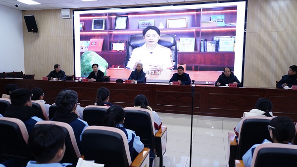 盗龄医生爱心助学行动捐赠仪式在陕西省丹凤中学举行