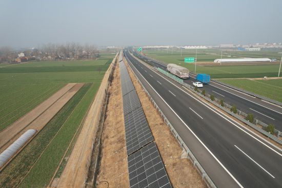 农业银行菏泽分行投放全国首笔交能融合示范项目——枣菏高速交能融合示范项目贷款。潘若赛 摄 农业银行菏泽分行投放全国首笔交能融合示范项目——枣菏高速交能融合示范项目贷款。潘若赛 摄